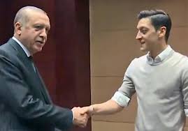 Gerçekten harika becerilerini sergilediği ve tüm taraftarları. Ich Kusse Seine Augen Erdogan Schwarmt Nach Telefonat Von Ozil Unsertirol24