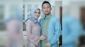 Dalam sinetron aku bukan ustadz eza gionino memerankan sebagai rayhan, seorang ustadz serta dai muda yang sangat terkenal. Denny Cagur Dukung Karier Istri Di Dunia Hiburan Kumparan Com