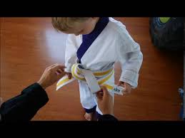 Adidas elite karate gürtel wkf blau kampfsportder adidas wettkampf gürtel elite entspricht den wkf wettkampfregeln. Gurtel Binden Aus Elternsicht Youtube