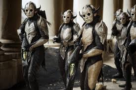 Malekith, a sötét elf vissza akarja taszítani az univerzumot a sötétségbe. Thor Sotet Vilag 2013 Mozipremierek Hu