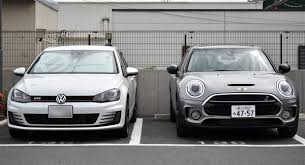 並べてビックリ なんと現行ｖｗゴルフとほぼ同じスリーサイズだった 横幅は同じ 後ろの柵の横線で測ると全高もほぼ同じ ミニ クーパーｓ クラブマン ミニクーパーs ミニクーパー ミニクラブマン