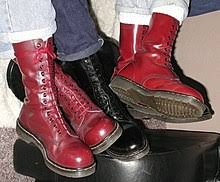 The schuhe.de app connects all information around the topic of shoes. Dr Martens Wikipedia