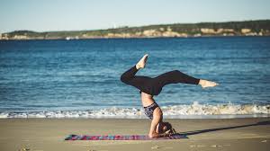Ich kann die höchste auflösung eingeben und sie sind immernoch unscharf. Fotos Yoga Strand Meer Madchens Bein 1920x1080