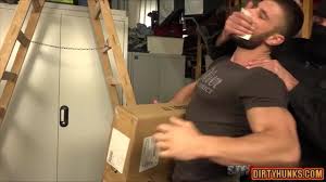 Muscle bodybuilder handjob with cumshot