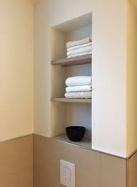 Tolle Idee Wandboards Aus Eichenholz In Einer Kleinen Nische Eingebaut Wandboard Nische Bade Badezimmer Regal Badezimmer Holz Badezimmer Nischen