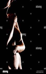 Form der nackte Frau im Dunkeln Stockfotografie - Alamy