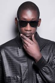 给力加油的短发黑人女子