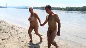 mature aime beau-fils sur la plage publique