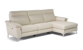 Il divano moderno in pelle il divano in pelle è elegante, invecchia mantenendo il suo fascino, ma è delicato. Divani Di Design Italiano Divani Divani
