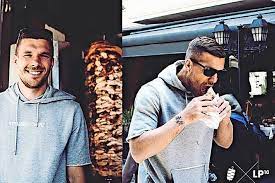 Lukas podolski sagte seinem geschäftspartner „aber es ist ein döner vom lukas. sie ist aus kassel nach köln gereist, hat fünf stunden in der schlange vor. Fussballweltmeister Lukas Podolski Eroffnet Doner Laden In Koln Haz Hannoversche Allgemeine