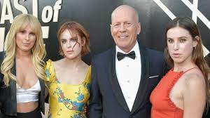 She made her debut at the age of 5 in the movie now and then (1995) but was credited as willa glen. Bruce Willis Poses With His And Demi Moore S Daughters For Impromptu Photo Shoot Entertainment Tonight