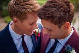 Olympionik Tom Daley a scénárista Black si řekli ano. Jejich svatební fotky  trhají rekordy