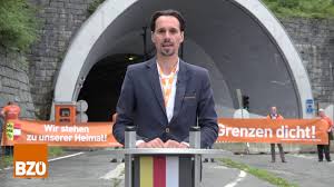Er war von 2013 bis 2018 abgeordneter zum kärntner landtag. Grenzen Dicht Wir Stehen Zu Unserer Heimat Kundgebung Am Loiblpass Martin Rutter Youtube