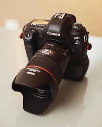 Cameras Gear Lenses On Instagram Canon 5d Mark Iv Canon 35mm F 1 4l Lens Photo By Samguw Bts In 2020 Canon 35mm Canon 5d Mark Iv Canon
