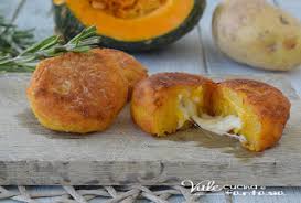 Schiacciate le patate riducendole in purea e fatele raffreddare in una ciotola capiente. Polpette Zucca E Patate Con Il Bimby Tm5 Ricette Bimby