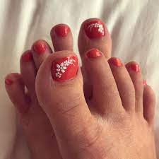 Looking at the popularity of floral pedicure nail art, we are rounding up a few eloquent toe nail designs that have flowers of different colors and shapes painted on nails. Simple Flower Toenail Design Toe Nail Flower Designs Toe Nail Designs Simple Toe Nails