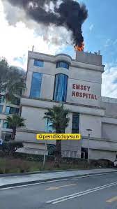 Pendik Kurtköy'de özel bir hastanede yangın çıktı. İtfaiye ekipleri sevk  edildi.