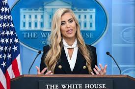 Tiene Katie Zacharia tropezado debut como portavoz de Trump