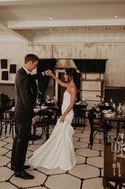 This Modern Classic Kansas City Wedding At Cherry Hall Popped Off With A Prosecco Truck Junebug Weddings Kansas City Wedding Junebug Weddings Wedding Photography Poses