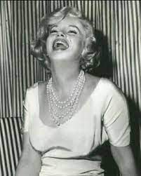 Marilyn Monroe At A Press Conference In Chicago To Promote Some Like It Hot 1959 Film Marilyn Monroe Actrice