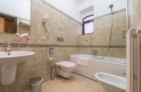 La parete dotata di superficie in vetro conferisce alla vasca un aspetto davvero originale, che donerà un tocco di vera eleganza alla tua zona bagno. Bagno Con Vasca Idromassaggio Picture Of Villa Donna Lisa Wine Hotel Salice Salentino Tripadvisor