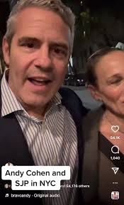 Andy Cohen & SJP strolling around NYC #SJP #andycohen #nyc