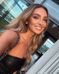 Shauna Lindsay's Instagram, Twitter & Facebook