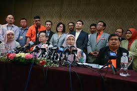 Aug 17, 2018 · kerajaan pakatan harapan pimpinan tun dr mahathir mohamad telah memutuskan untuk melaksanakan 17 inisiatif yang berkaitan dengan soal tadbir urus, integriti dan antirasuah dalam tempoh 100 hari pertama pemerintahan. Rakyat Perlu Diberi Penjelasan Mengenai Dasar Kerajaan Yang Tidak Popular Aliran
