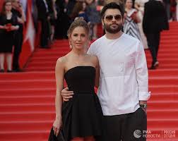 Limba rusă este scris cu alfabetul chirilic (chirilic), recent simplificate în 1917, când a fost necesar în rusia înapoi eradicarea analfabetismului. Actori Celebri Sportivi È™i Oameni De Buna Ziua Rusia Zdravstvujte Rossiya Facebook