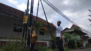 Fiber optik memegang peranan penting dalam industri telekomunikasi untuk mentransmisikan data dan informasi baik gambar ataupun suara. Agar Tidak Semrawut Dpupkp Sleman Akan Atur Pemasangan Tiang Fiber Optik Tribun Jogja