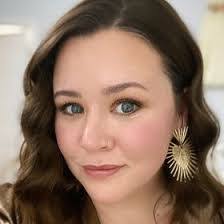 Liza Mohr's Instagram, Twitter & Facebook