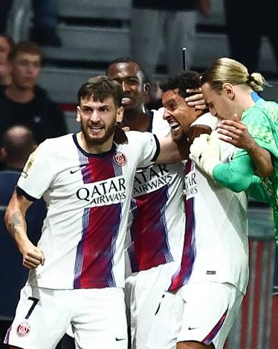 PSG score TWICE in stoppage time to rescue a point against Lille in a 2-2 draw. They also came back from down 2-0 to draw in their first Ligue 1 game 😮