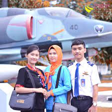 Elesta apriliana menjadi salah satu pilot berusia muda yang memiliki jam terbang tinggi dengan medan penerbangan sulit, yaitu di waktu itu aku tinggal dengan kakek, akhirnya langsung masuk sekolah pilot di nusa flying internasional yang di halim, kata elesta pada merdeka.com, sabtu (9/4/2016). Pspp Medan 1 Sekolah Pramugari Sekolah Staff Penerbangan Avsec