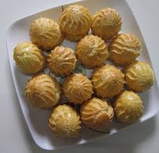 Tuang adunan ke atas susunan roti dan tabur kismis. Resepi Cream Puff Kukus Sukatan Cawan