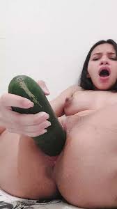 Aku ngentot diriku sendiri pakai timun ukuran raksasa dan aku muncrat