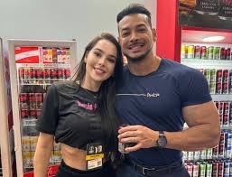 Felipe Franco surge pelado em clique com musa fitness: Aquecimento  especial