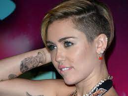 ) geboren te melbourne, victoria, australia. Miley Cyrus Just Got A New Tattoo In Honor Of Liam Hemsworth Glamour