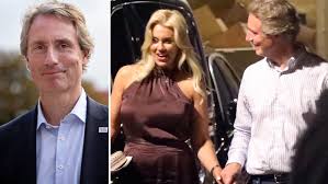 Jun 03, 2021 · miljonärer bakom estelles kulturstiftelse. Miljardarens Hyllning Till Flickvannen Isabella Lowengrip
