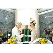 Mayoritas pasangan pengantin mengambil gambar pernikahan dengan background pelaminan sebagai tanda bahwa mereka telah resmi menikah. Foto Pemberkatan Pernikahan Kristen Foto Pernikahan Jawa Stef Ike Di Yogyakarta Foto Pernikahan By Poetrafoto Wedding Ceremony Photos Pre Wedding Photoshoot Foto Wedding