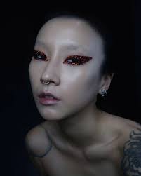 Rough cut #diamond #jeweled #rhinestones #holidaymakeup #graphiceye  #reddiamond #diamondeyes