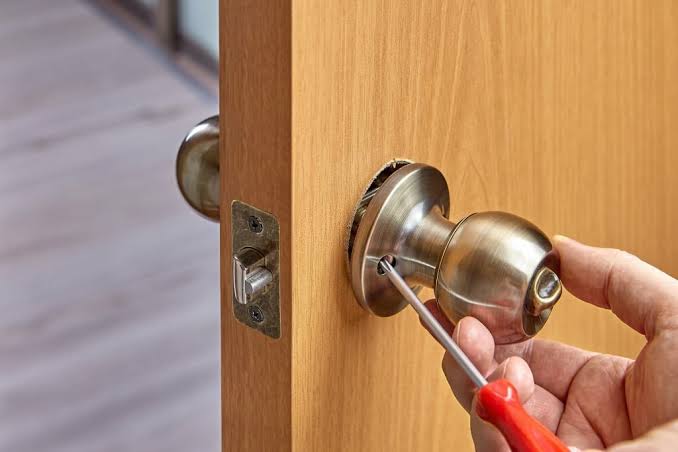 Neighborhood Locksmith technician working in Draper