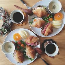 ワンプレートで演出する朝食タイムの食卓風景 お洒落なテーブルコーディネートをご紹介 folk 料理 レシピ レシピ ワンプレート 朝ご飯レシピ