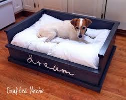 Just like a simple flat tray, the pallet lengths have been packed for this bed output, painted in grey but comes with white painted dog name letters, the owner of it! 19 Wooden Dog Beds To Create For Your Furry Four Legged Friends