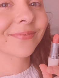 Oui c'est bizarre de regarder l’intérieur de sa lèvre 🤣🙈 Je te l'accorde  😁 Mais c’est une vraie astuce : cette couleur naturelle est souvent LA  teinte idéale pour un rouge à lèvres nude. Pourquoi ? ...