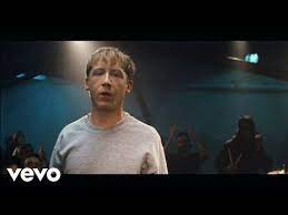 Oups, pardon j'ai eu tort d'habitude je mets des gants j'ai laissé mes manières dehors pour un mec comme moi, c'est étonnant car oui, bon j't'ai pas tout dit bienvenue là. Eddy De Pretto Normal Clip Officiel Youtube Music Videos Songs Rap