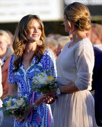Madeleine veröffentlichte jetzt ein zuckersüßes familienbild im netz. Princess Sofia And Princess Madeleine Of Sweden During The Victoriadagen Concert At Borgholm S Stadi Princess Madeleine Princess Sofia Princess Sofia Of Sweden