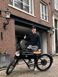 Kleine wist de prijs te drukken naar zo'n 2.350.000. Lil Kleine Happy With His Electric Motorman Jongens