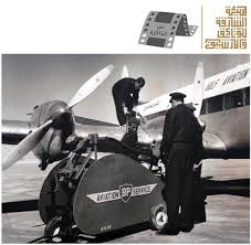 سقوط طائرة طيران الخليج البحرين القاهرة 2000. Ø§Ù„ØªØ§Ø±ÙŠØ® Ø§Ù„Ø¥Ù…Ø§Ø±Ø§ØªÙŠ ØµÙˆØ±Ø© Ù„Ø¥Ø­Ø¯Ù‰ Ø·Ø§Ø¦Ø±Ø§Øª Ø·ÙŠØ±Ø§Ù† Ø§Ù„Ø®Ù„ÙŠØ¬ Ø£Ø«Ù†Ø§Ø¡ ØªØ²ÙˆÙŠØ¯Ù‡Ø§ Ø¨Ø§Ù„ÙˆÙ‚ÙˆØ¯ ÙÙŠ Ù…Ø·Ø§Ø± Ø§Ù„Ø´Ø§Ø±Ù‚Ø© Ø§Ù„Ù‚Ø¯ÙŠÙ… ÙÙŠ Ø³ØªÙŠÙ†Ø§Øª Ø§Ù„Ù‚Ø±Ù† Ø§Ù„Ø¹Ø´Ø±ÙŠÙ†