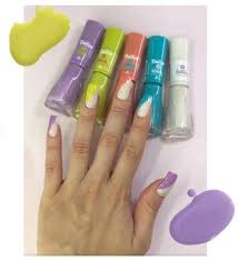 Unha artística, em que é feito um risco em cima da unha de branco. Francesinha Transversal Colorida Aprenda A Fazer A Nail Art Tendencia Do Verao Esmaltes E Etc Esmaltes E Etc