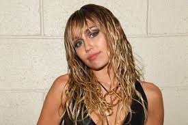 Billy ray cyrus is the first to get it in 2008. Miley Cryus Freiheits Tattoo Ein Seitenhieb Gegen Liam Hemsworth Gala De